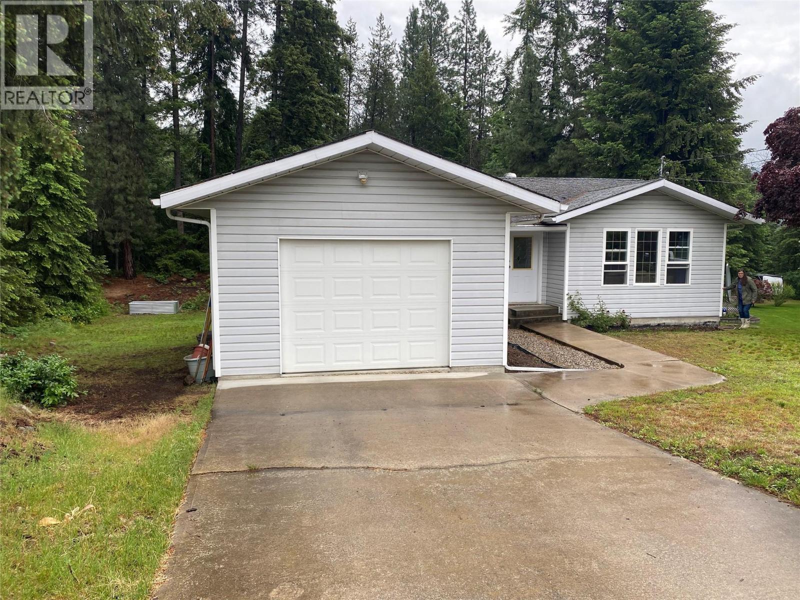 945 Pine Crescent, Genelle, BC - Outdoor