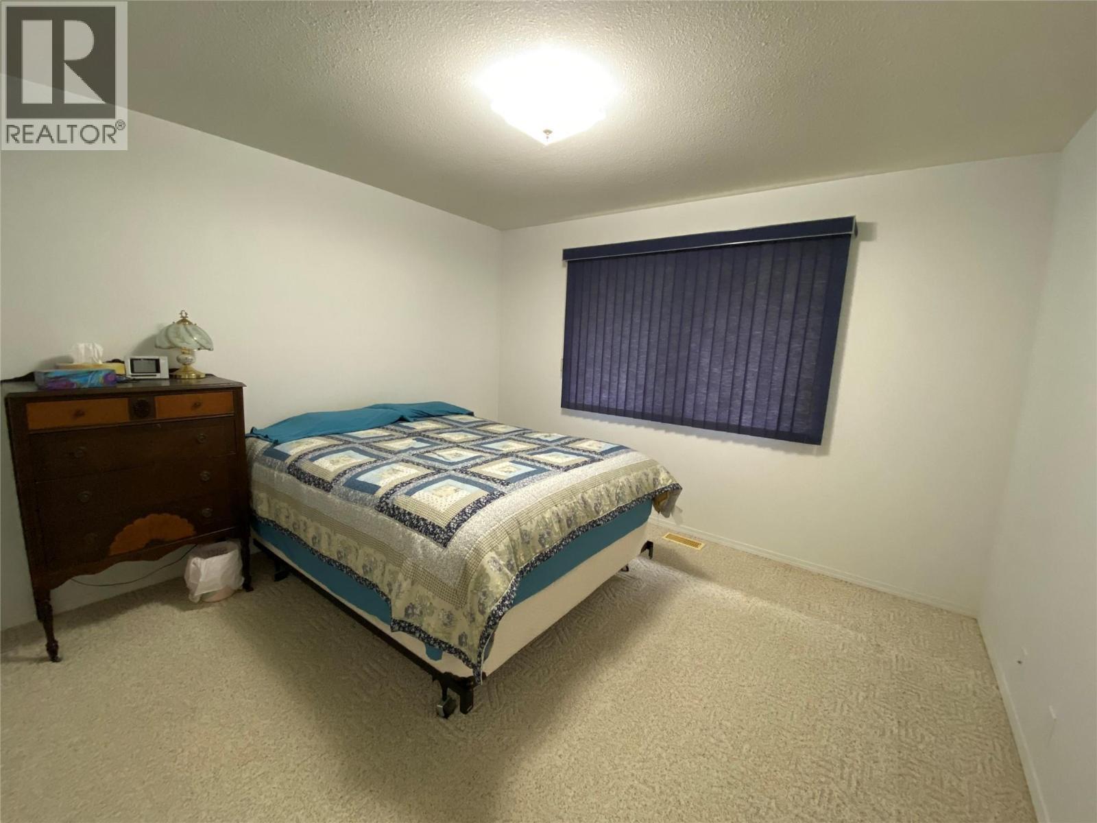 945 Pine Crescent, Genelle, BC - Indoor Photo Showing Bedroom