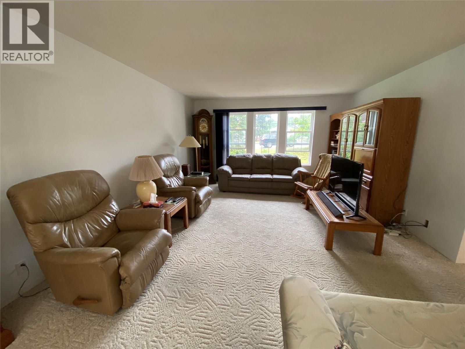 945 Pine Crescent, Genelle, BC - Indoor Photo Showing Living Room
