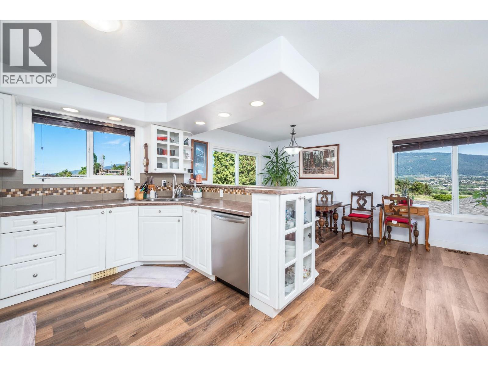 6485 Cardinal Road, Vernon, BC - Indoor Photo Showing Kitchen