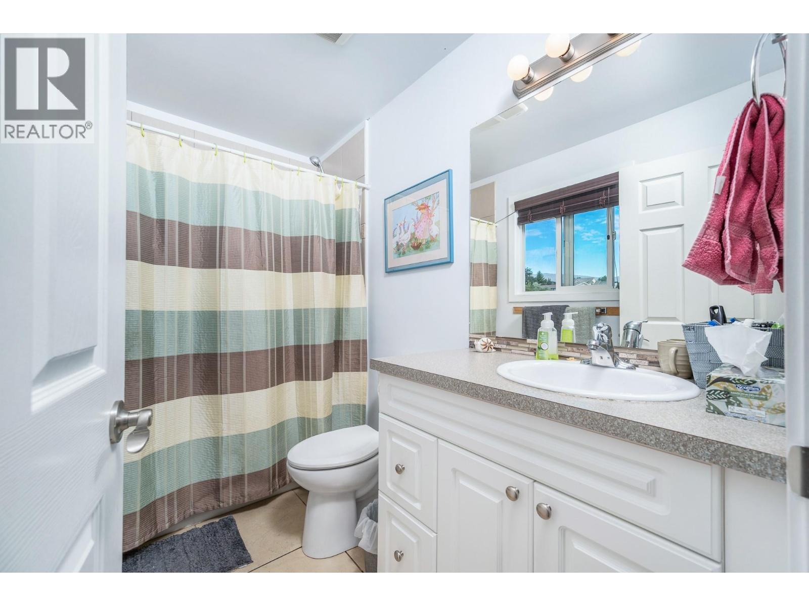 6485 Cardinal Road, Vernon, BC - Indoor Photo Showing Bathroom