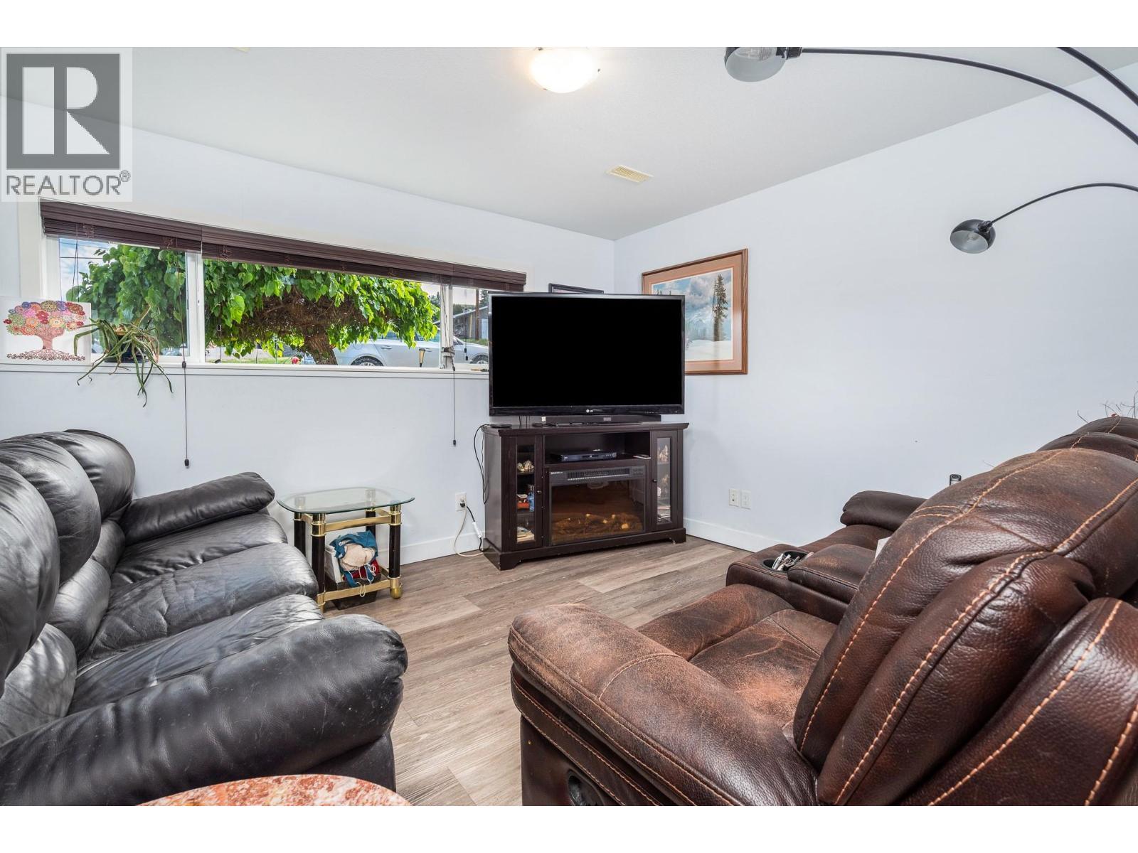 6485 Cardinal Road, Vernon, BC - Indoor Photo Showing Living Room