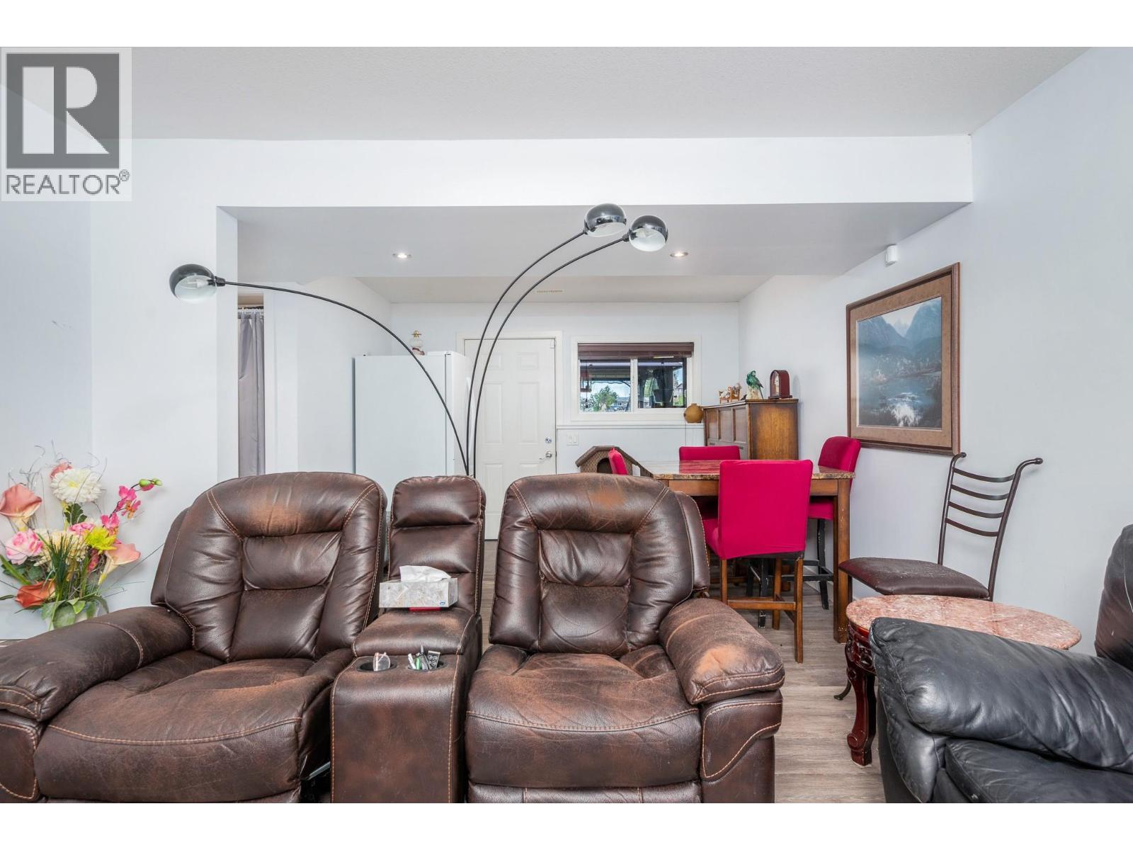 6485 Cardinal Road, Vernon, BC - Indoor Photo Showing Living Room