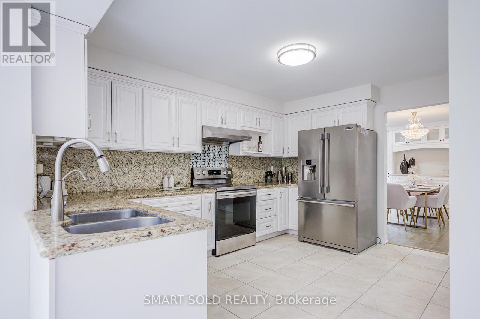 41 Carnforth Drive, Markham, ON - Indoor Photo Showing Kitchen With Double Sink With Upgraded Kitchen