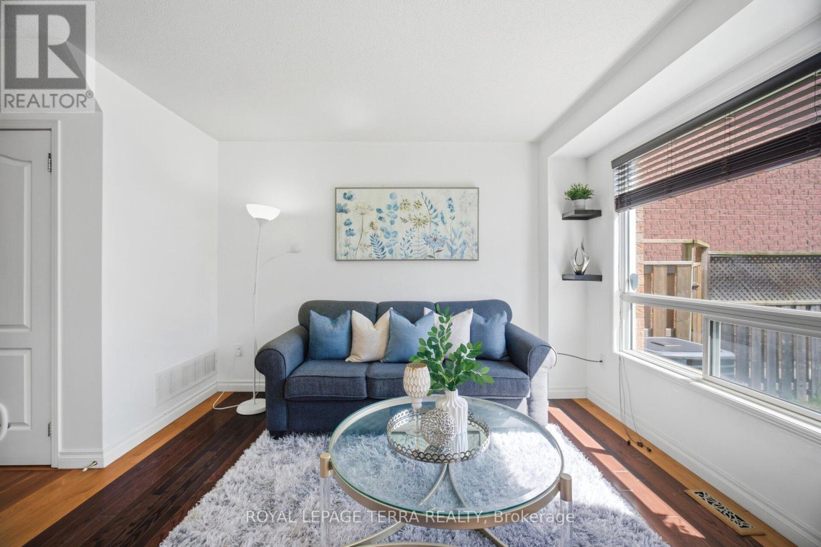 6262 Miriam Way, Mississauga, ON - Indoor Photo Showing Living Room