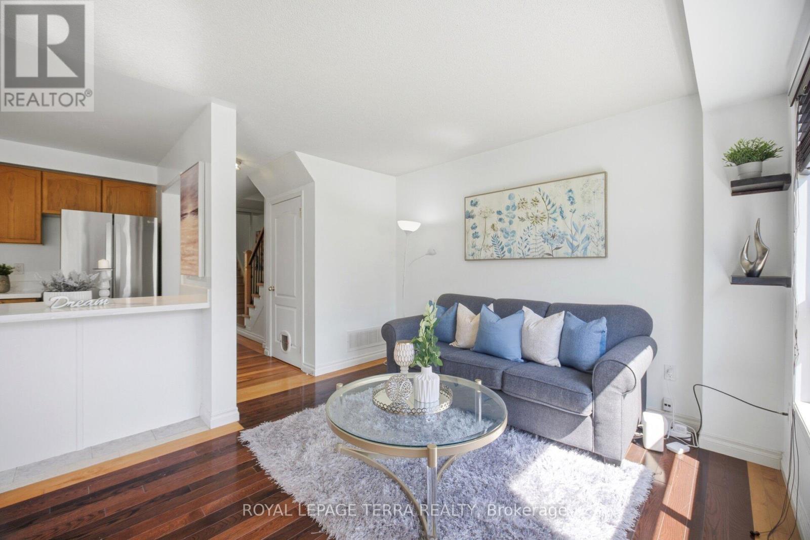 6262 Miriam Way, Mississauga, ON - Indoor Photo Showing Living Room