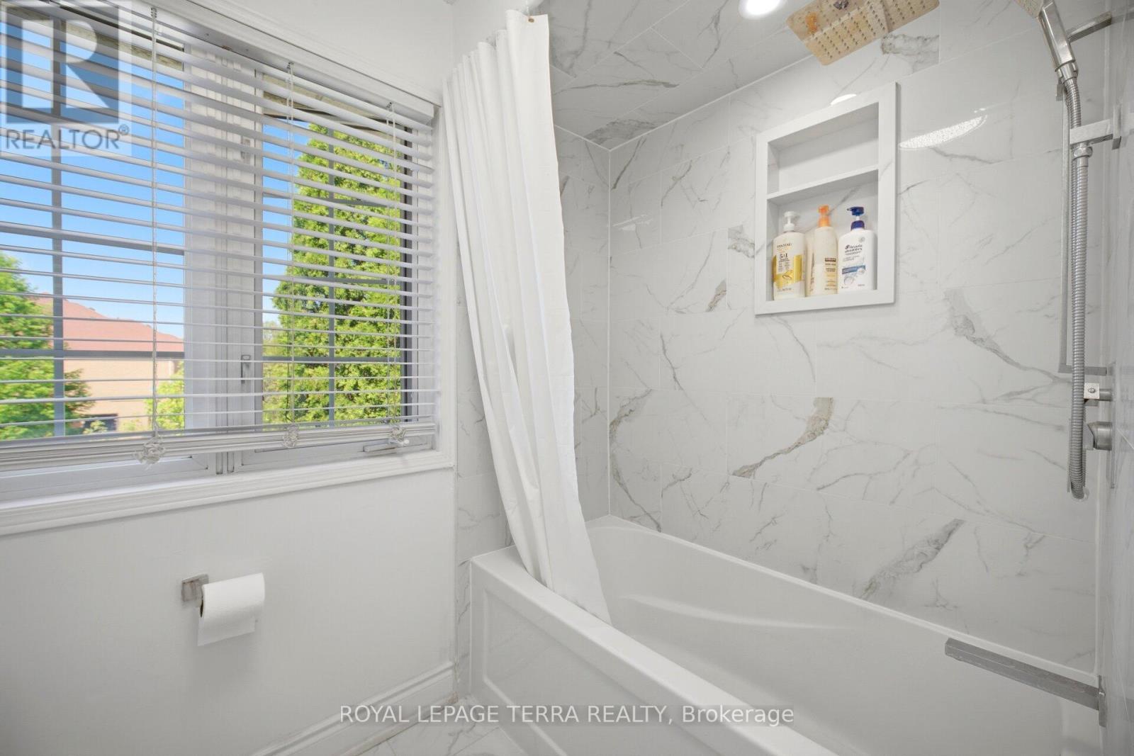 6262 Miriam Way, Mississauga, ON - Indoor Photo Showing Bathroom