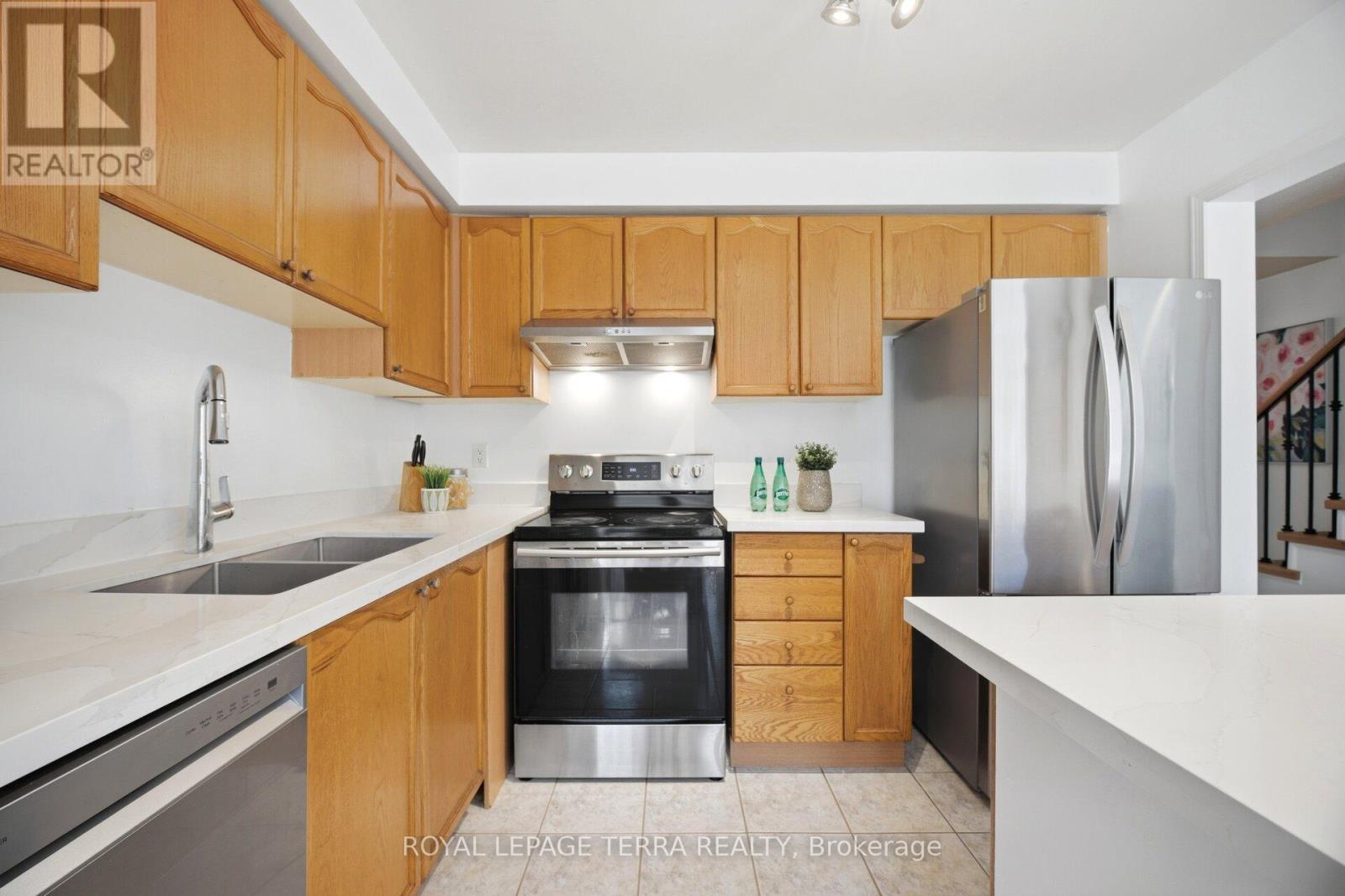 6262 Miriam Way, Mississauga, ON - Indoor Photo Showing Kitchen With Double Sink