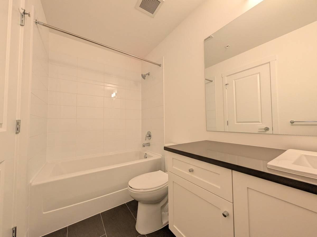15777 85 Ave, Surrey, BC - Indoor Photo Showing Bathroom