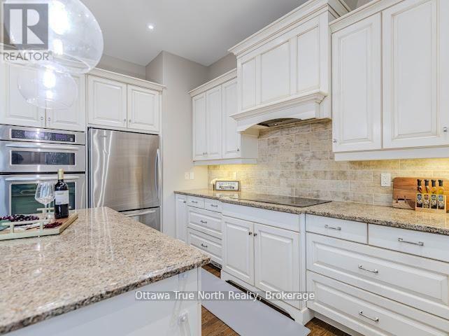 105 Black Maple Private, Ottawa, ON - Indoor Photo Showing Kitchen With Upgraded Kitchen