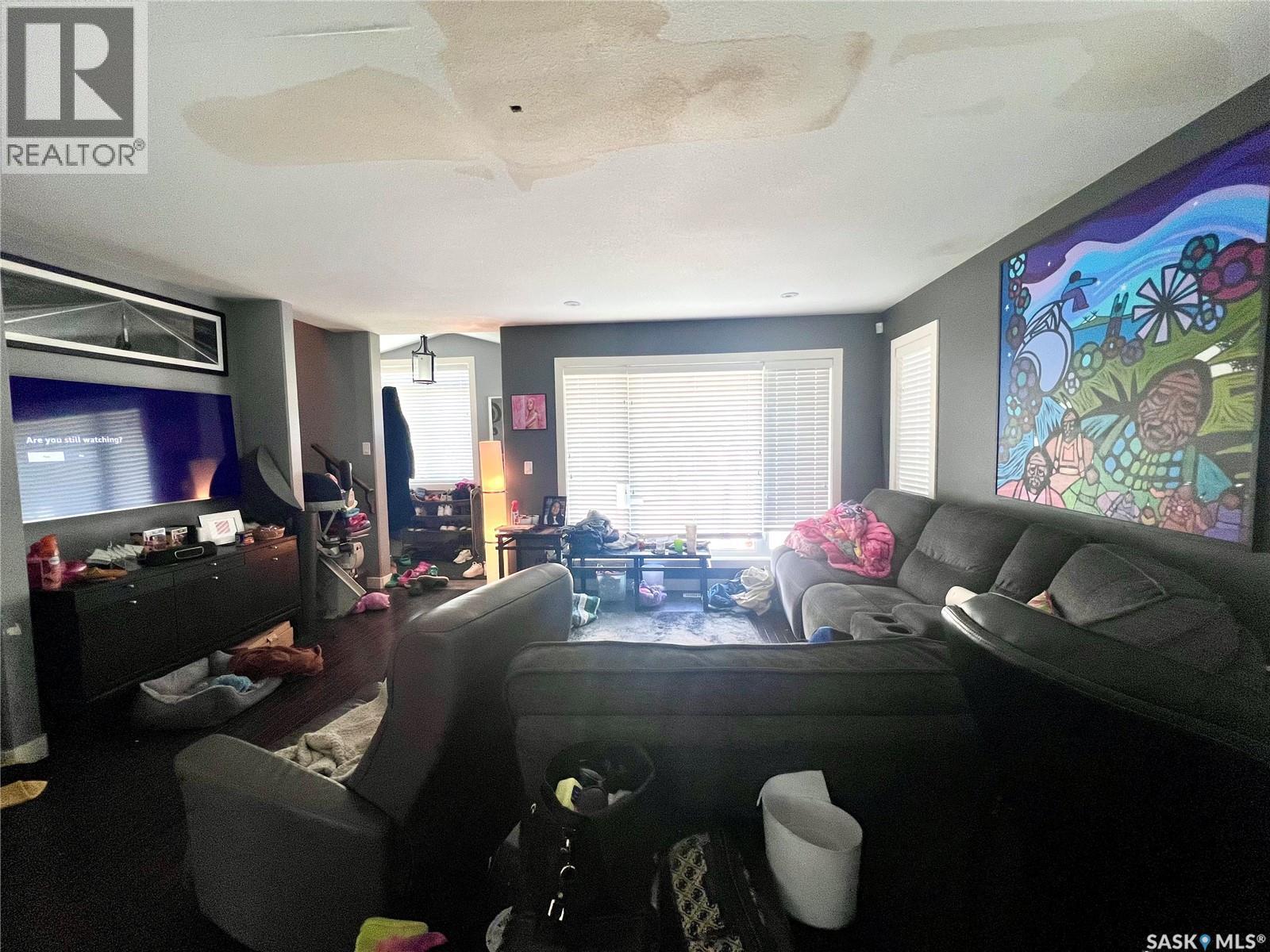 110 Childers Crescent, Saskatoon, SK - Indoor Photo Showing Living Room