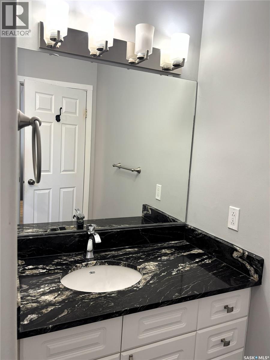 819 5Th Avenue N, Saskatoon, SK - Indoor Photo Showing Bathroom