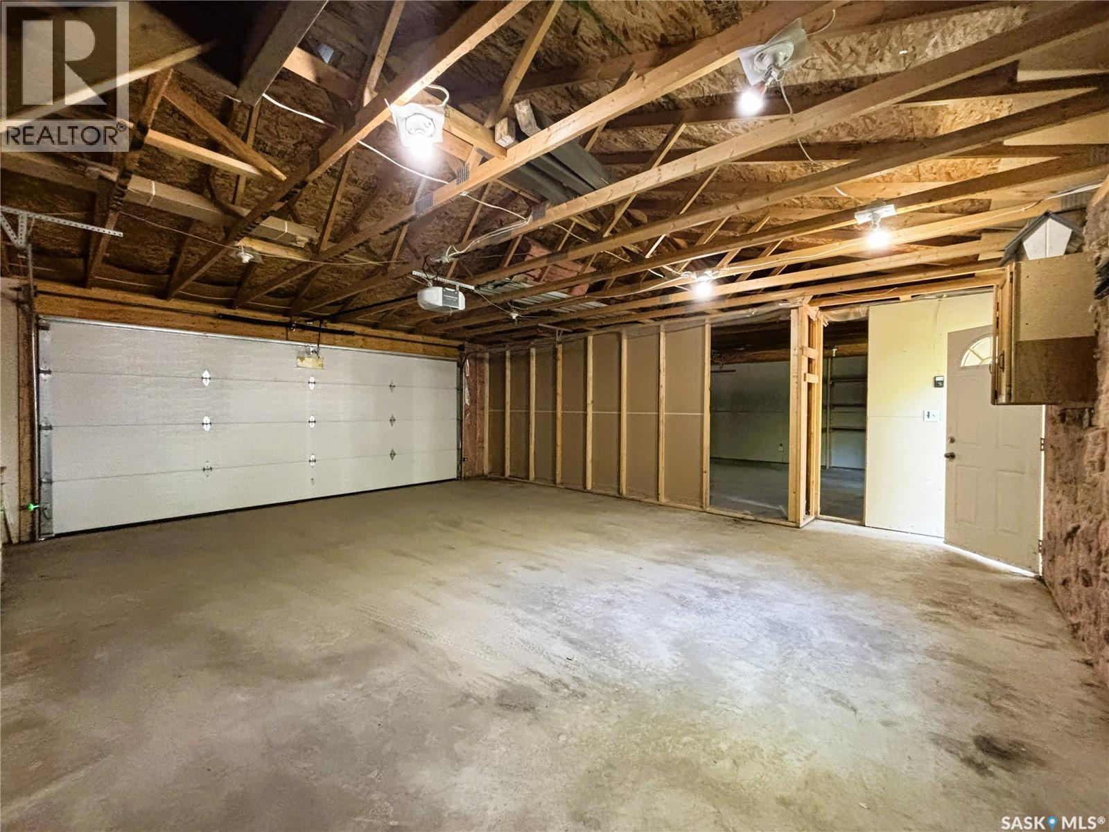 819 5Th Avenue N, Saskatoon, SK - Indoor Photo Showing Garage