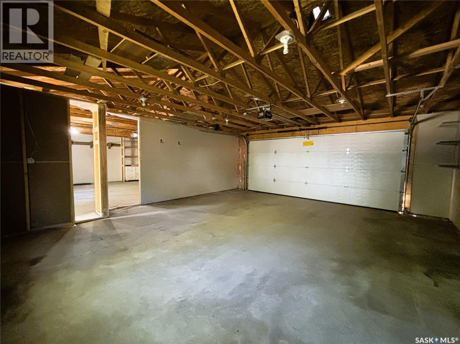 819 5Th Avenue N, Saskatoon, SK - Indoor Photo Showing Garage