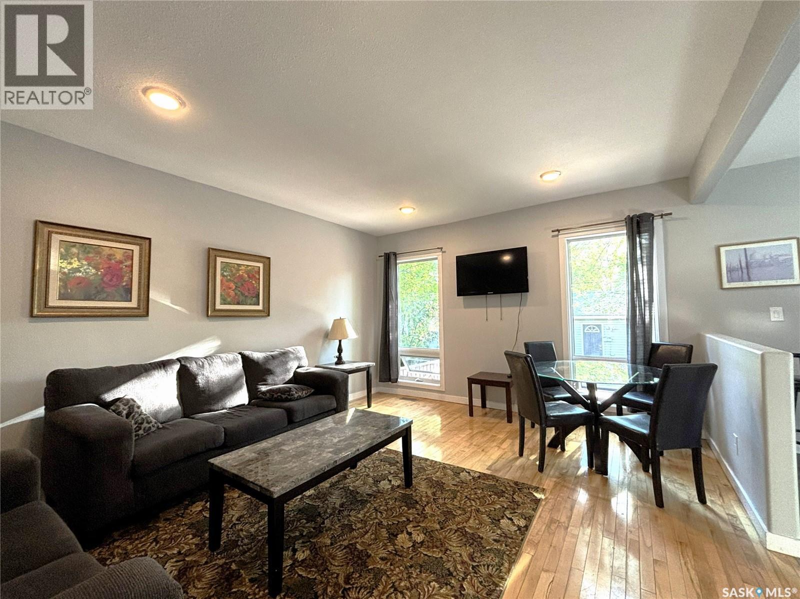 819 5Th Avenue N, Saskatoon, SK - Indoor Photo Showing Living Room