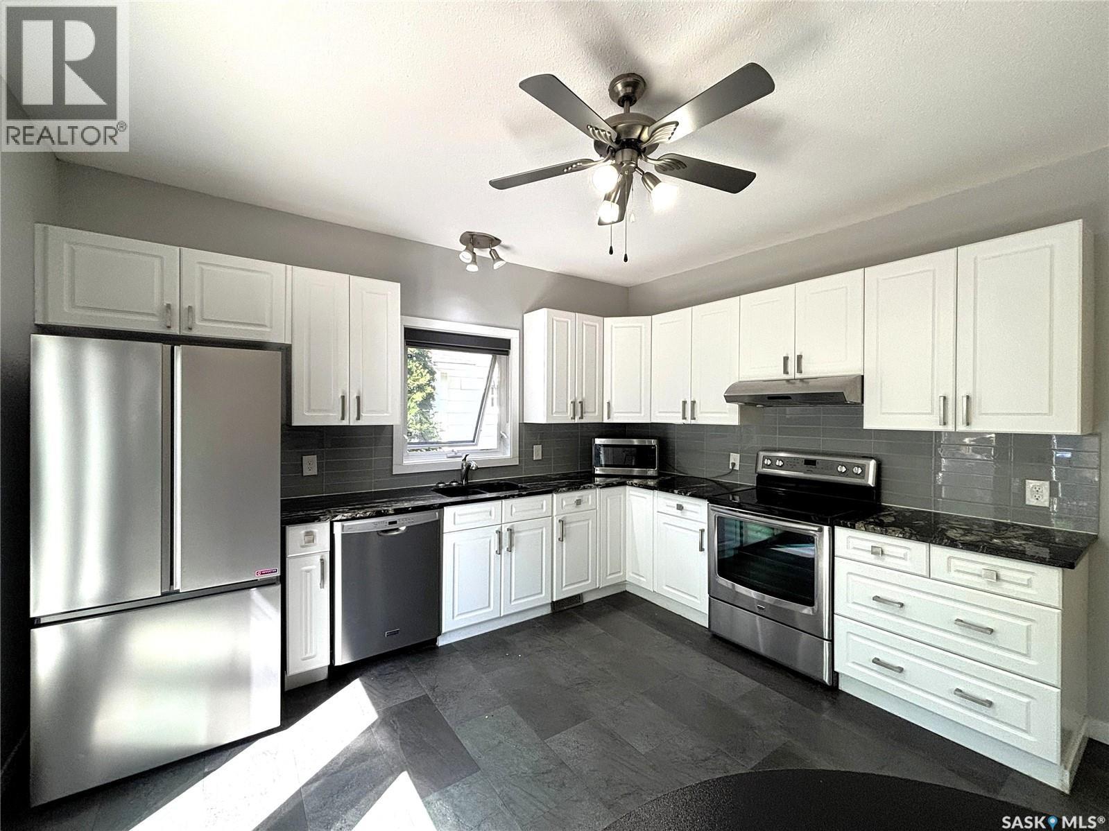 819 5Th Avenue N, Saskatoon, SK - Indoor Photo Showing Kitchen With Upgraded Kitchen