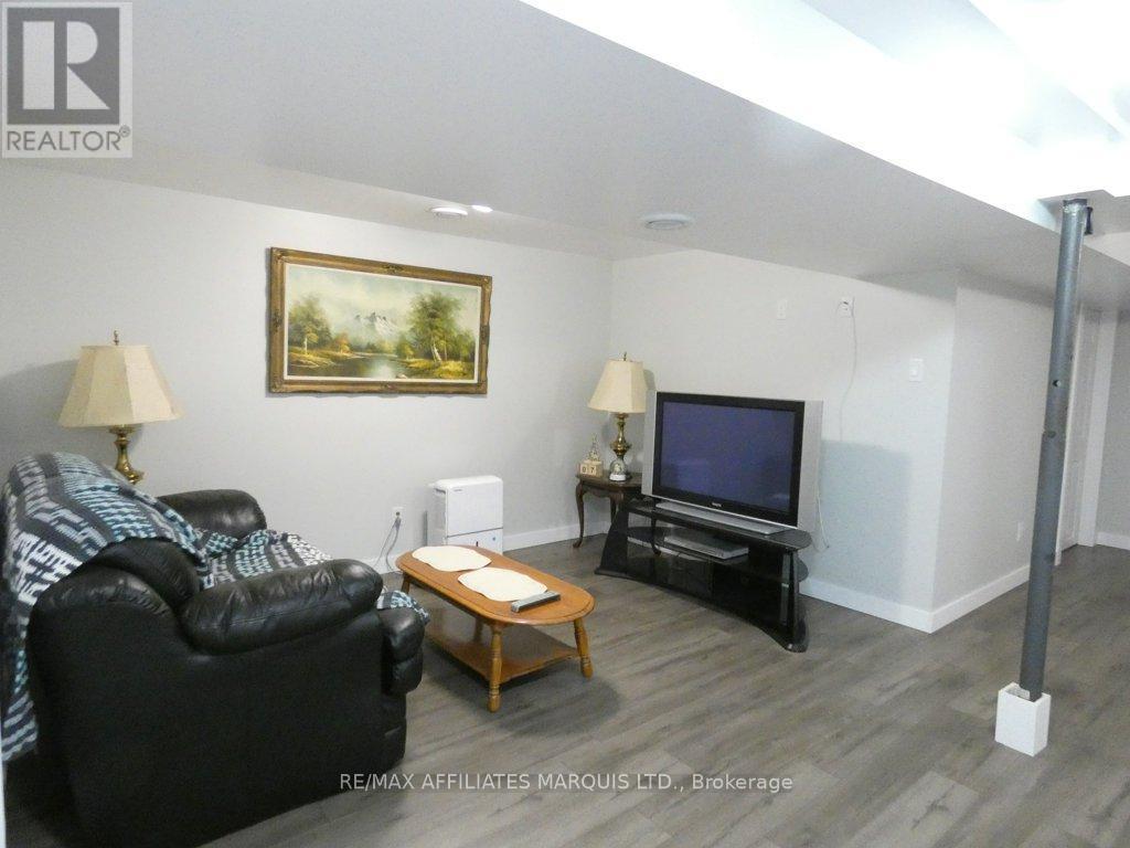 9 Sutton Drive, Edwardsburgh/Cardinal, ON - Indoor Photo Showing Living Room