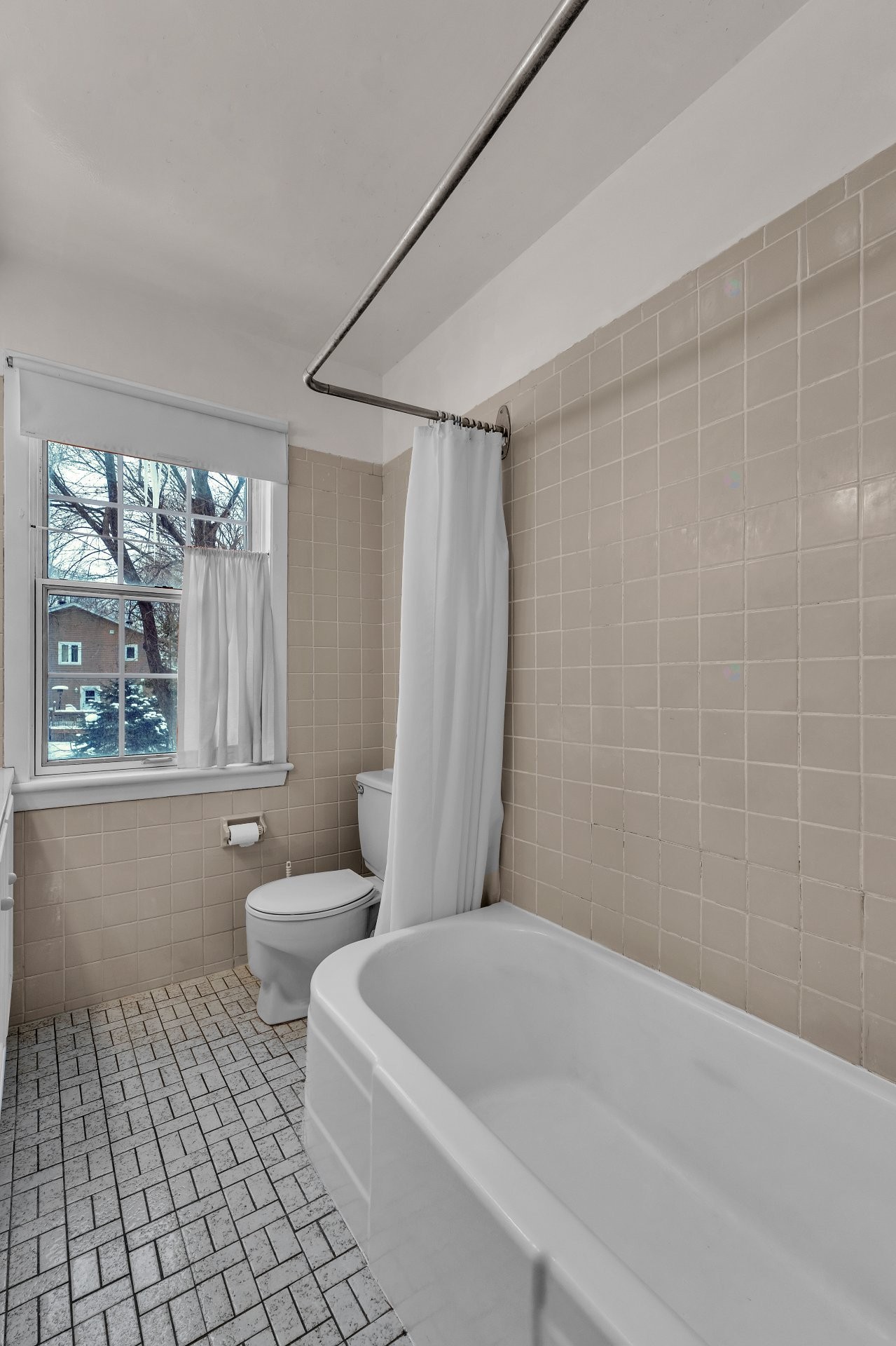 Bathroom - 22 Av. Coolbreeze, Pointe-Claire, QC