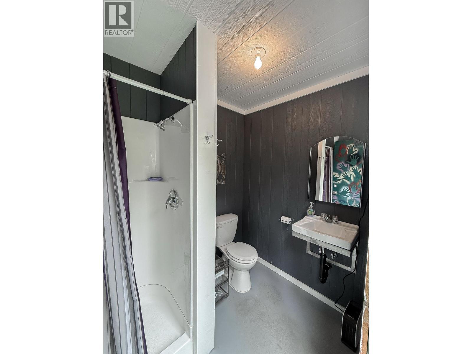 7532 Thomas Point Road, Sheridan Lake, BC - Indoor Photo Showing Bathroom