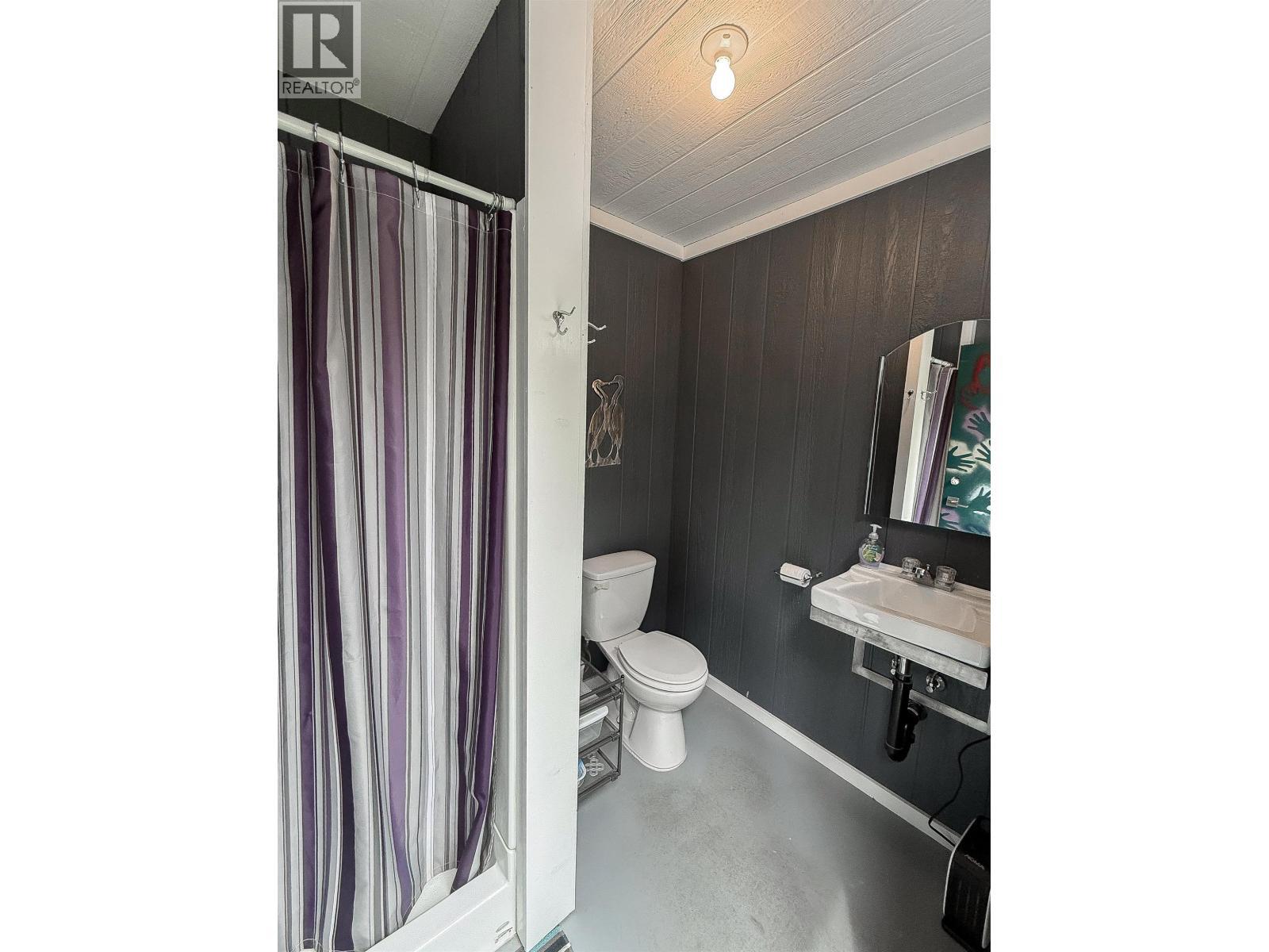 7532 Thomas Point Road, Sheridan Lake, BC - Indoor Photo Showing Bathroom