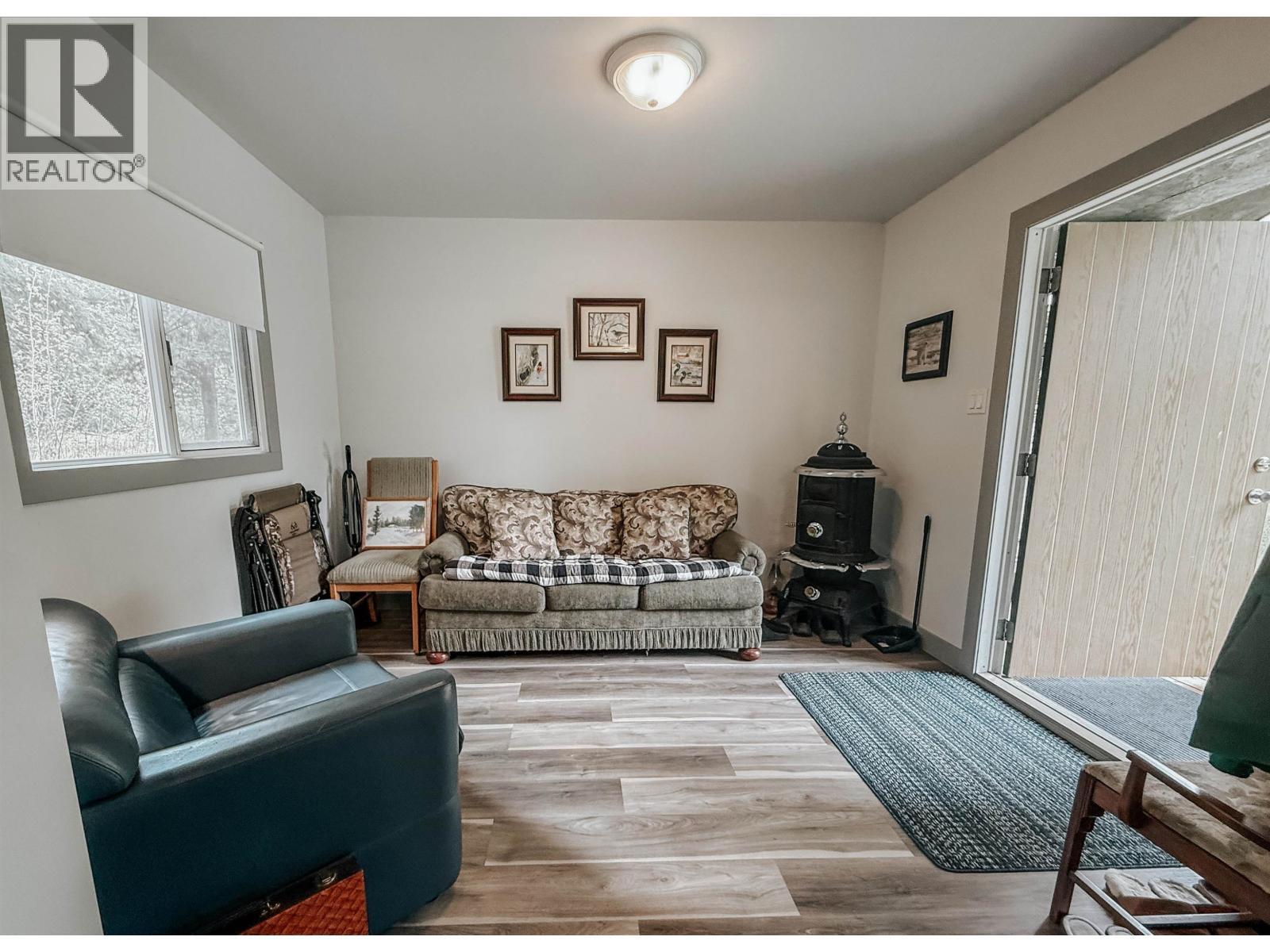 7532 Thomas Point Road, Sheridan Lake, BC - Indoor Photo Showing Living Room