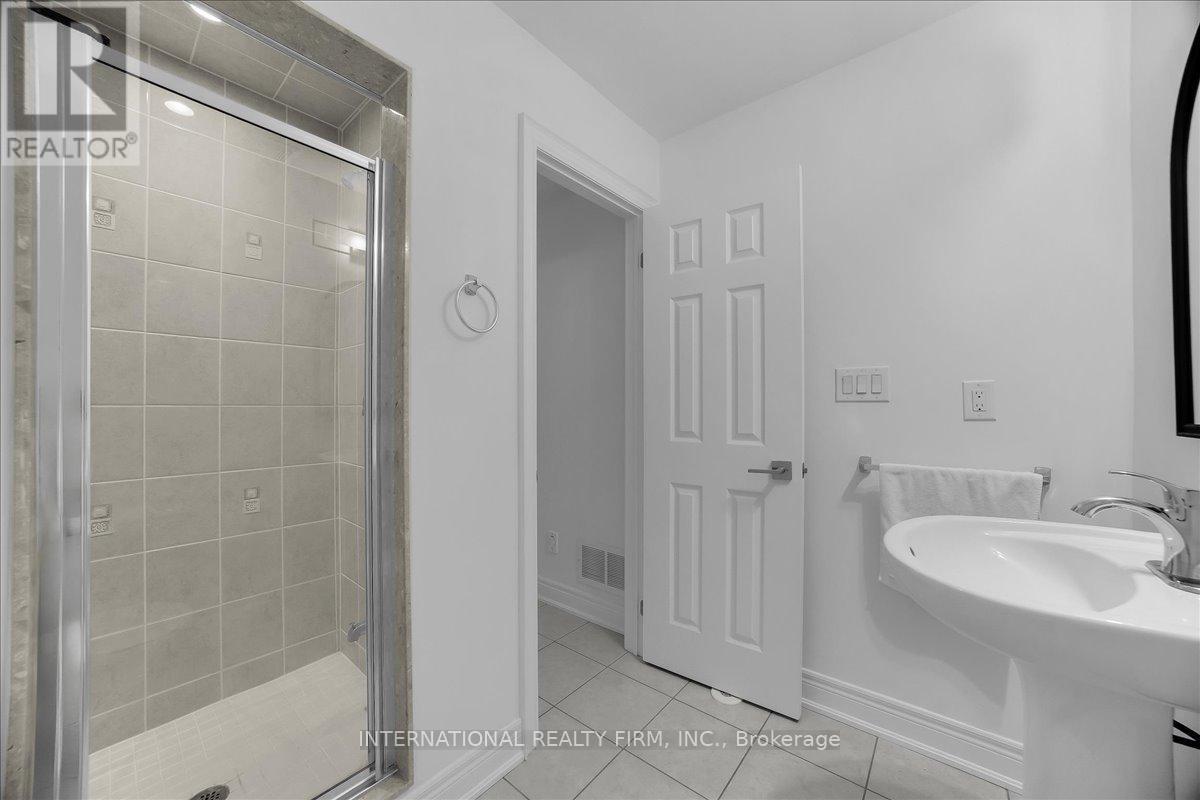 2014 Lakeshore Road W, Mississauga, ON - Indoor Photo Showing Bathroom