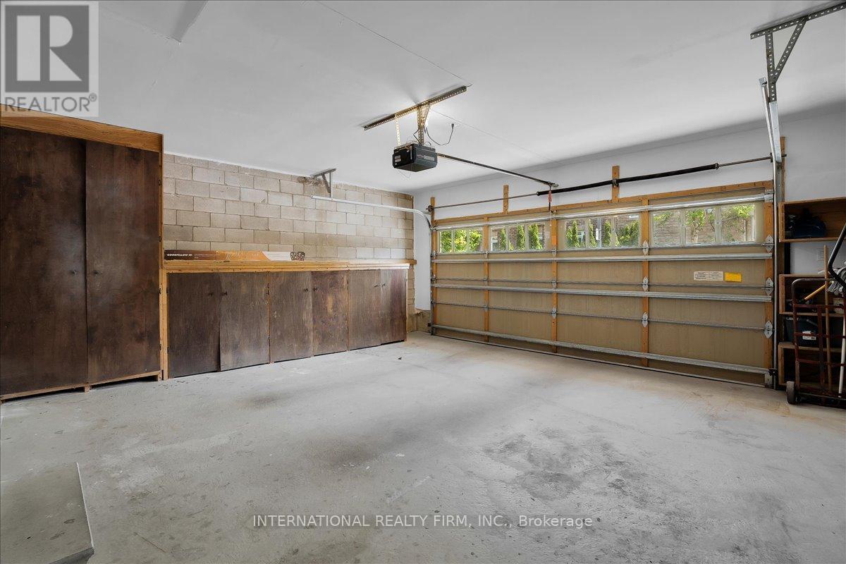 2014 Lakeshore Road W, Mississauga, ON - Indoor Photo Showing Garage