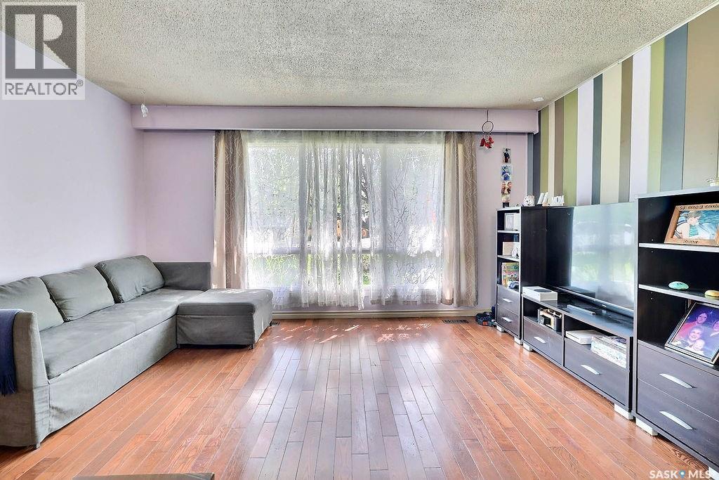 170 Elgin Crescent, Lumsden, SK - Indoor Photo Showing Living Room