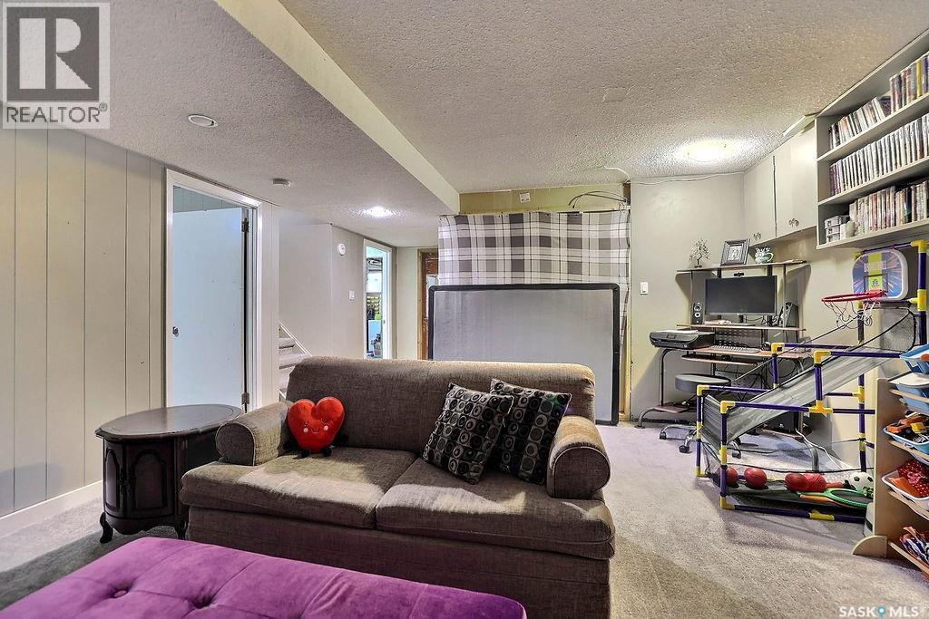 170 Elgin Crescent, Lumsden, SK - Indoor Photo Showing Living Room