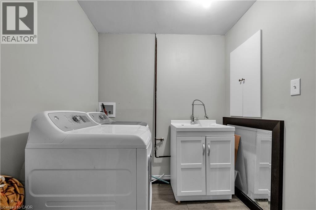 1630 Benjamin Drive, London, ON - Indoor Photo Showing Laundry Room
