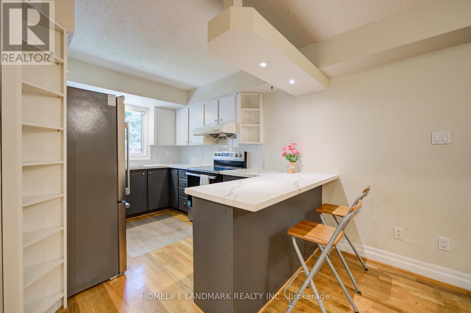 7 - 3345 Silverado Drive, Mississauga, ON - Indoor Photo Showing Kitchen