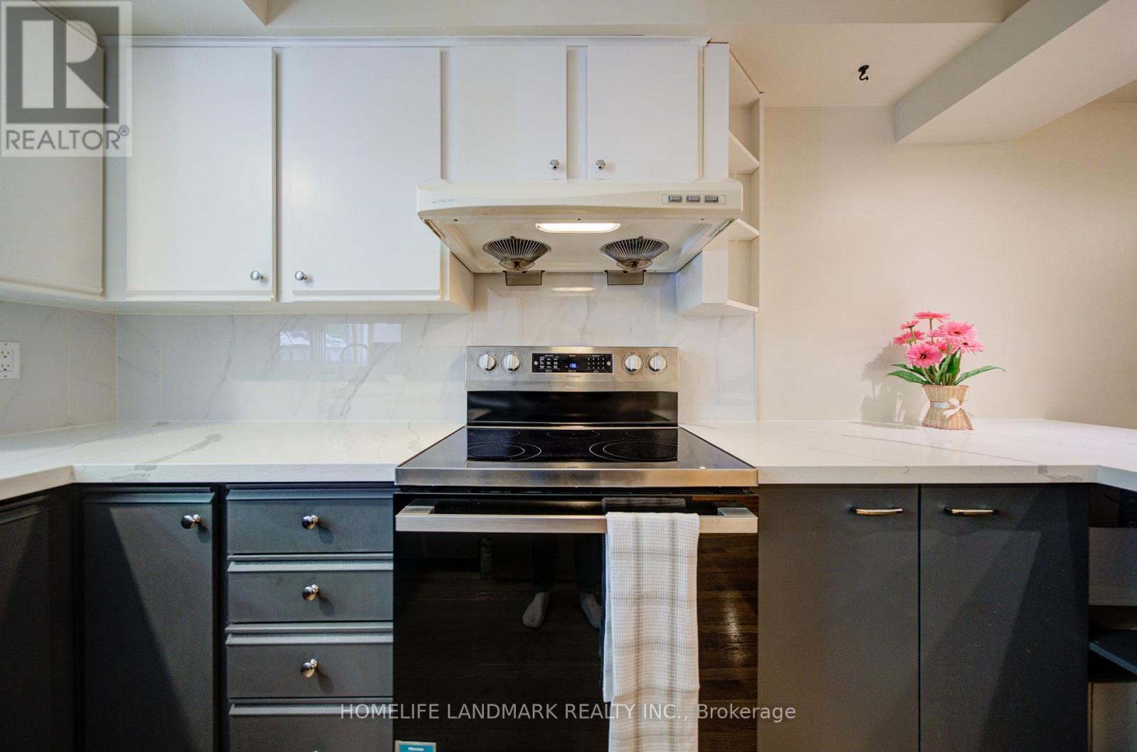 7 - 3345 Silverado Drive, Mississauga, ON - Indoor Photo Showing Kitchen