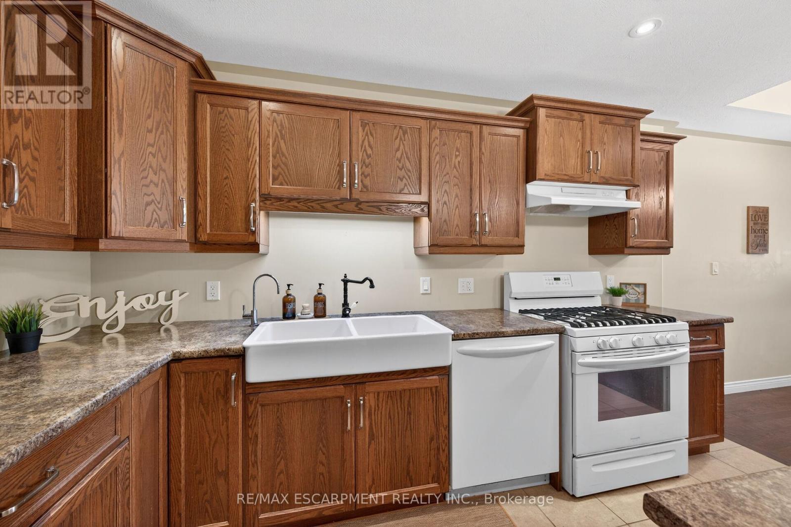 10 Emily Street, Haldimand, ON - Indoor Photo Showing Kitchen With Double Sink