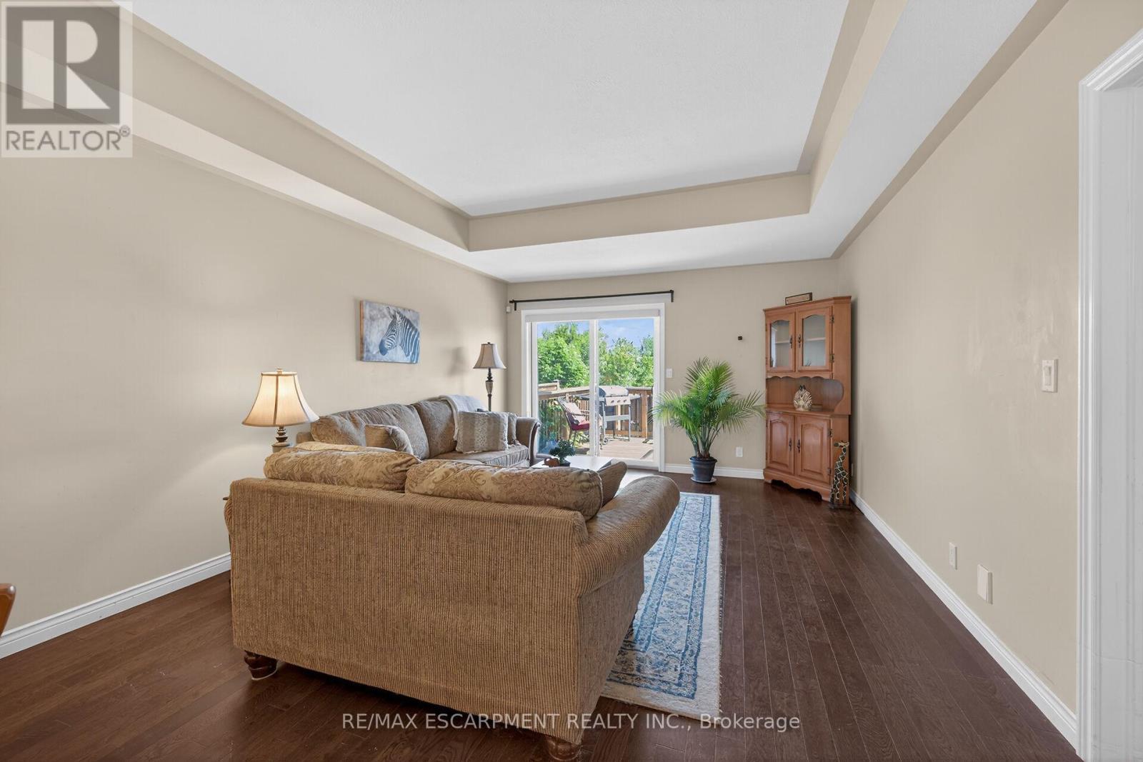 10 Emily Street, Haldimand, ON - Indoor Photo Showing Living Room