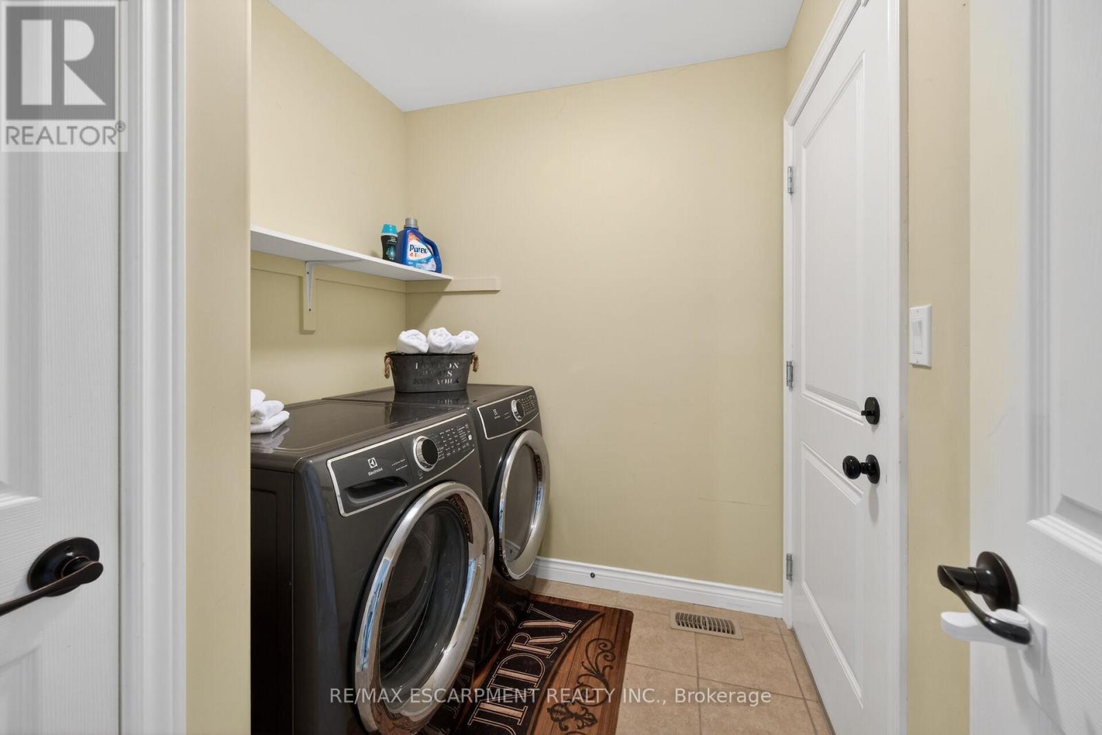 10 Emily Street, Haldimand, ON - Indoor Photo Showing Laundry Room