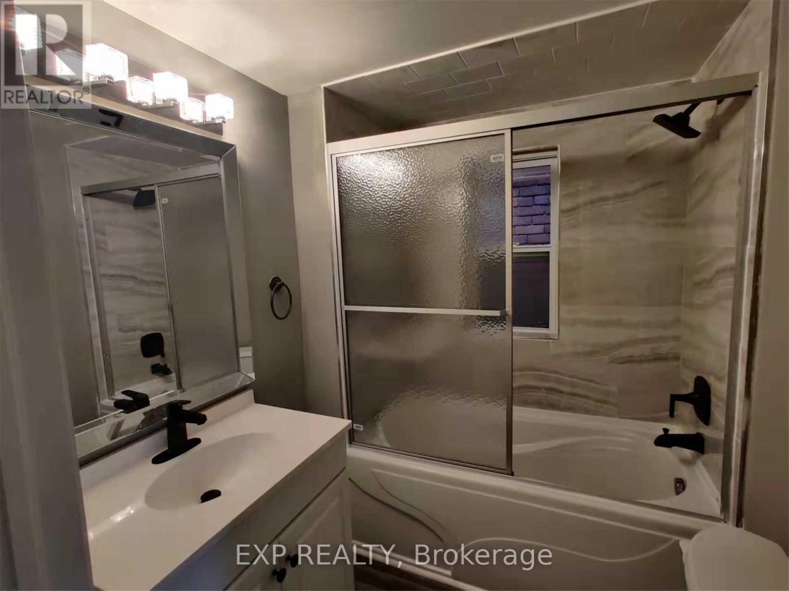 97 Ontario Avenue, Hamilton, ON - Indoor Photo Showing Bathroom