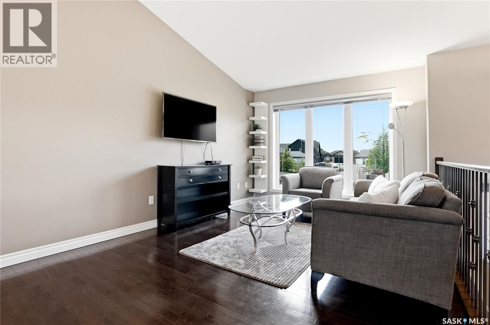 627 Paton Way, Saskatoon, SK - Indoor Photo Showing Living Room
