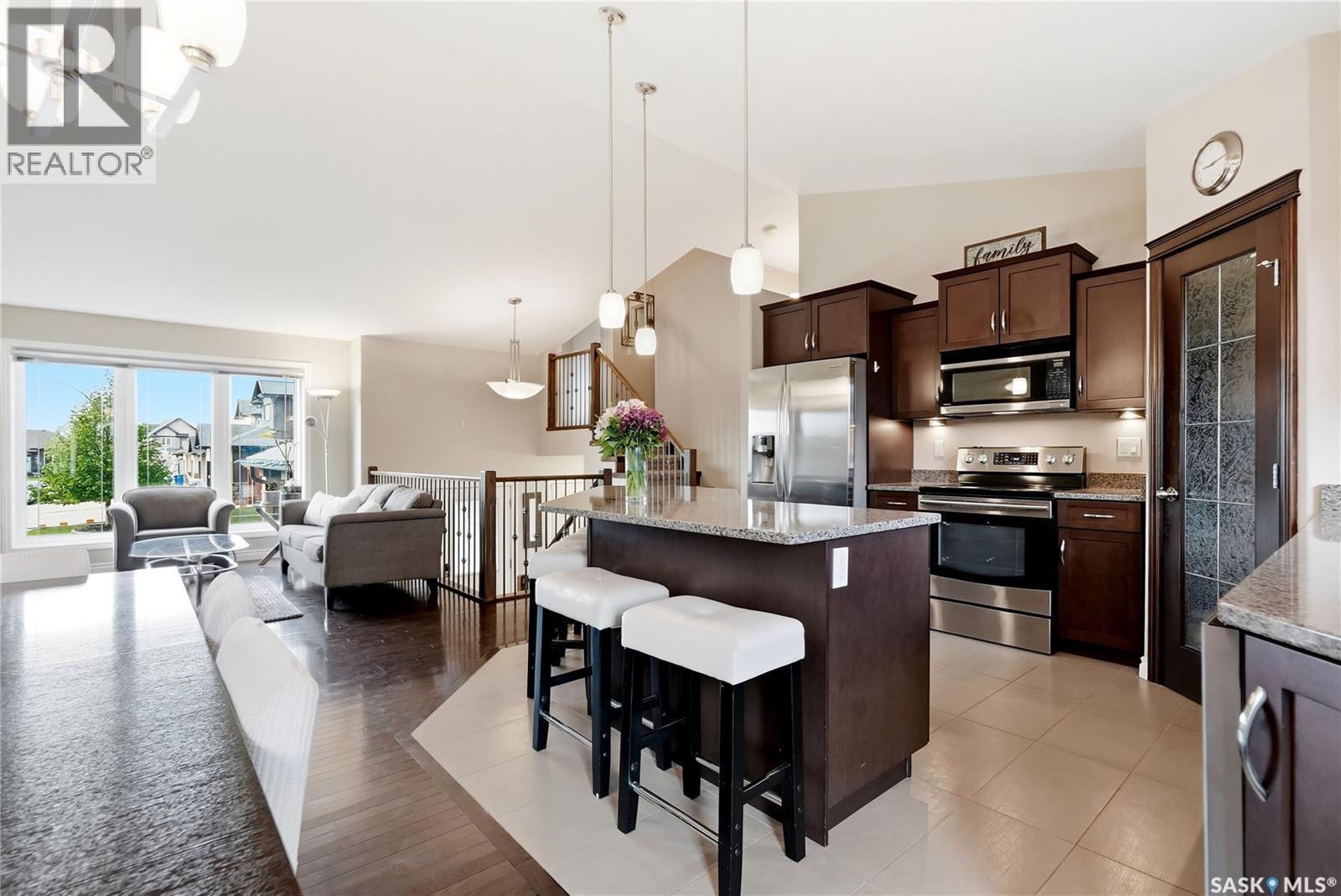627 Paton Way, Saskatoon, SK - Indoor Photo Showing Kitchen With Stainless Steel Kitchen With Upgraded Kitchen