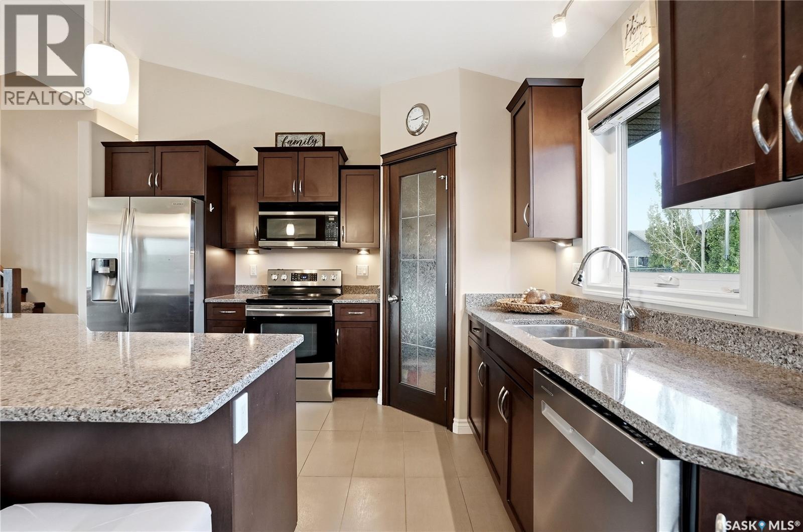 627 Paton Way, Saskatoon, SK - Indoor Photo Showing Kitchen With Stainless Steel Kitchen With Double Sink With Upgraded Kitchen