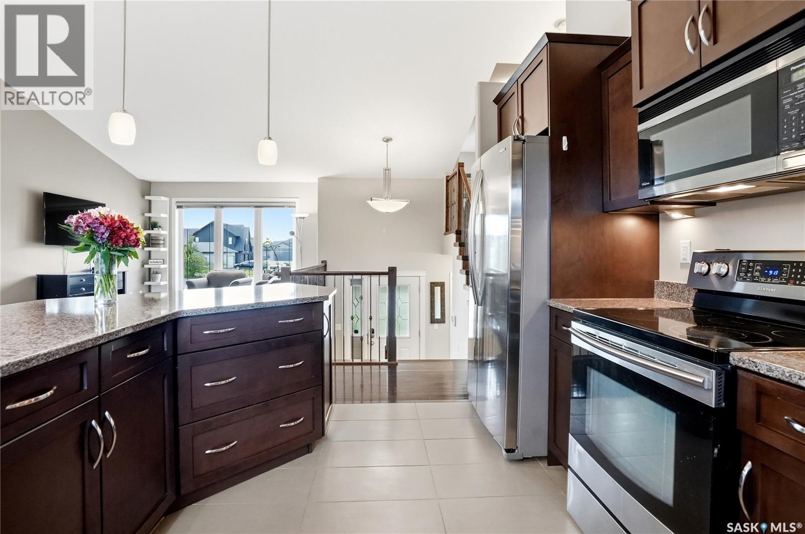 627 Paton Way, Saskatoon, SK - Indoor Photo Showing Kitchen With Upgraded Kitchen