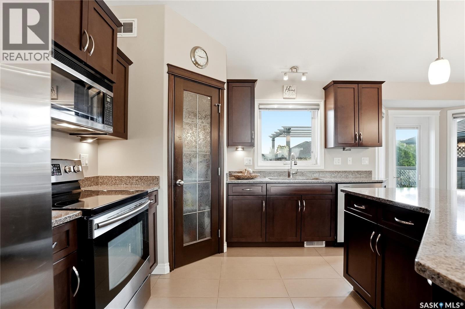 627 Paton Way, Saskatoon, SK - Indoor Photo Showing Kitchen With Stainless Steel Kitchen