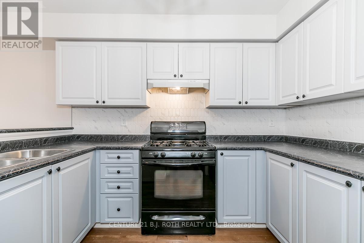 18 - 430 Mapleview Drive E, Barrie, ON - Indoor Photo Showing Kitchen With Double Sink