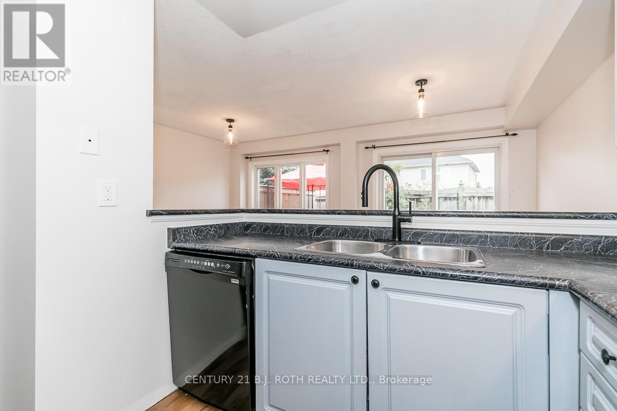 18 - 430 Mapleview Drive E, Barrie, ON - Indoor Photo Showing Kitchen With Double Sink