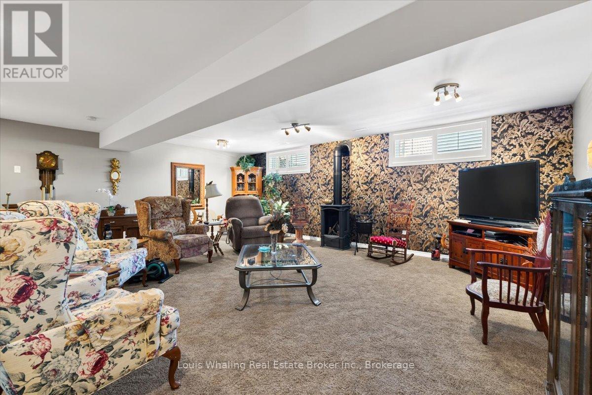 113 B 13Th Avenue, Hanover, ON - Indoor With Fireplace