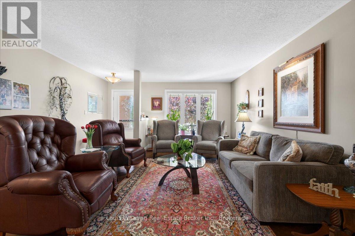 113 B 13Th Avenue, Hanover, ON - Indoor Photo Showing Living Room