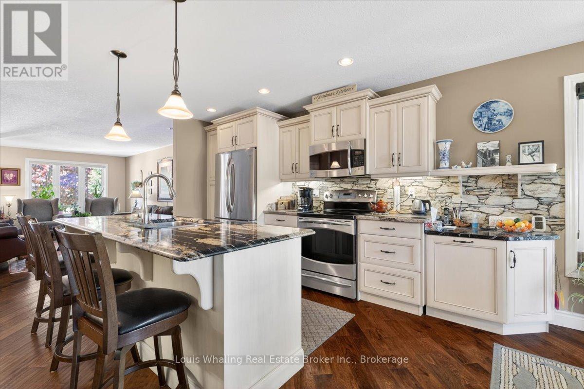 113 B 13Th Avenue, Hanover, ON - Indoor Photo Showing Kitchen With Upgraded Kitchen