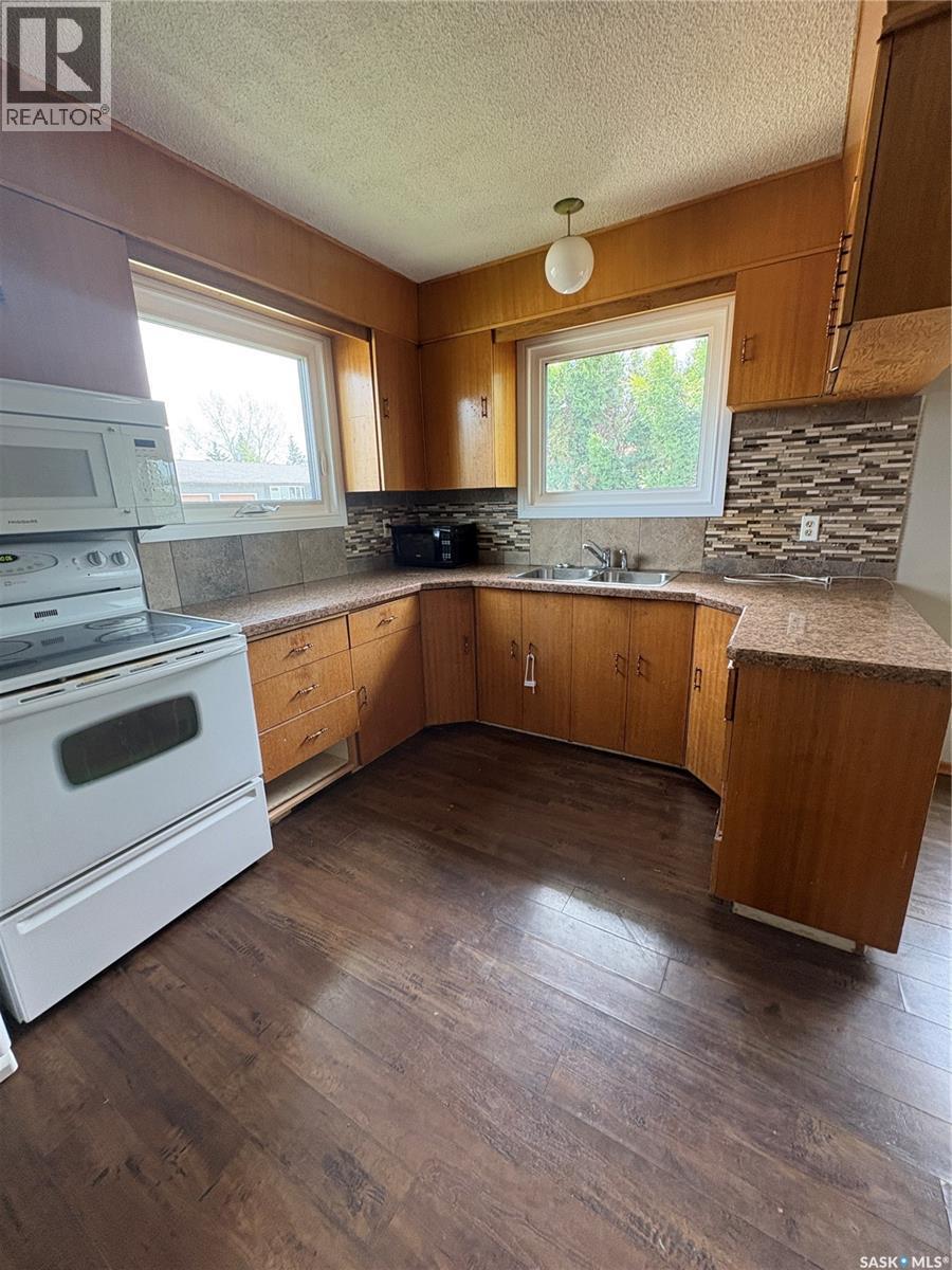660 Alberta Avenue, Foam Lake, SK - Indoor Photo Showing Kitchen With Double Sink