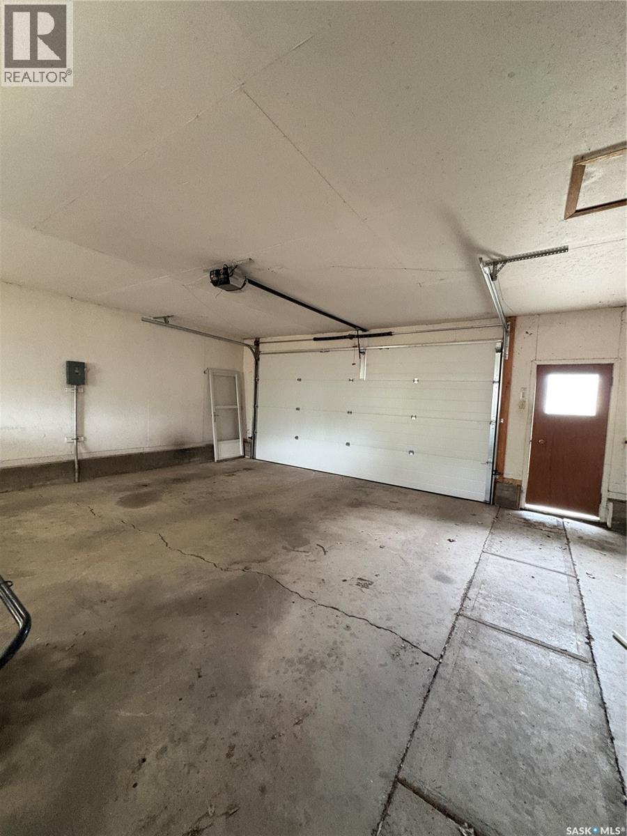 660 Alberta Avenue, Foam Lake, SK - Indoor Photo Showing Garage