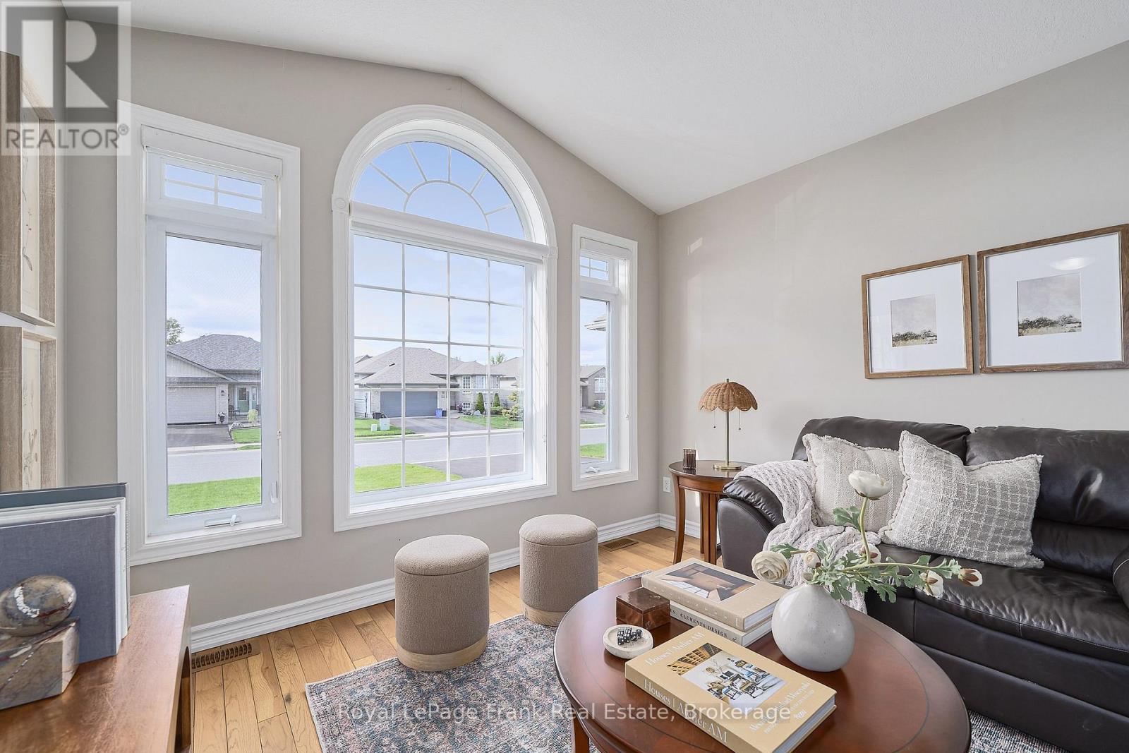 11 Fox Den Drive, Brighton, ON - Indoor Photo Showing Living Room