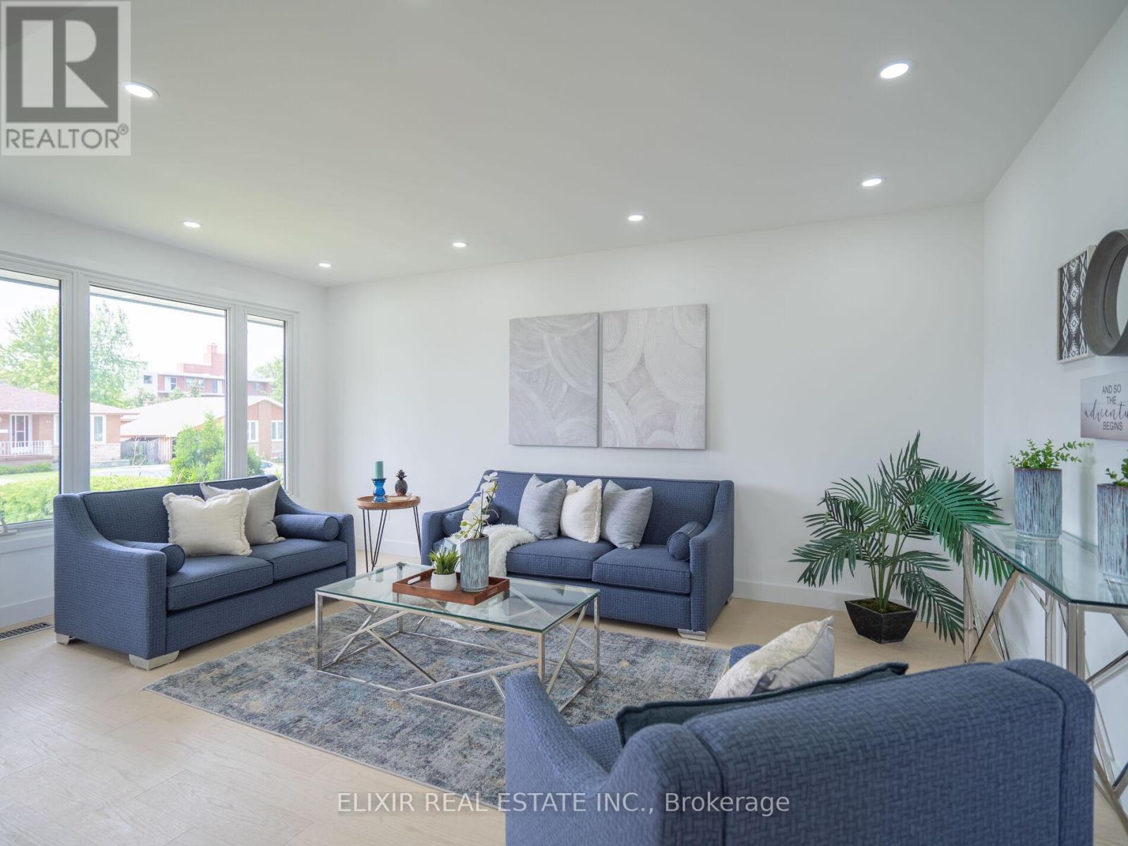 63 Champlain Avenue, Hamilton, ON - Indoor Photo Showing Living Room